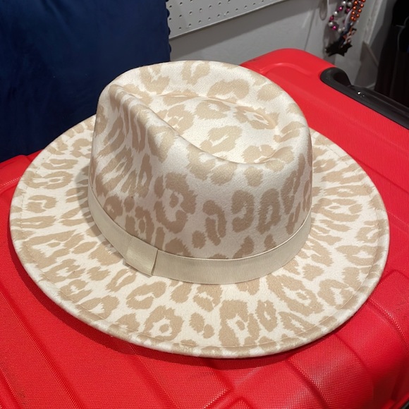 Women’s cream cheetah hat. Very stylish! Looks great on with any color! - Picture 4 of 4